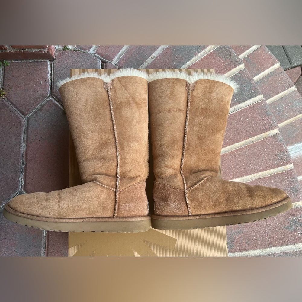 Euc Ugg Bailey 3 Button Boot, Size 8 - image 2